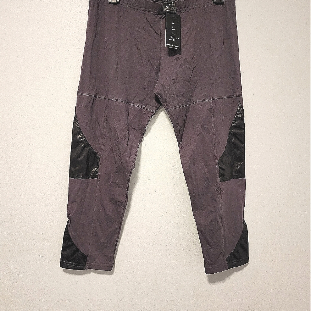 Knee lenght Legging With leather on both sides. It's New With Tag.